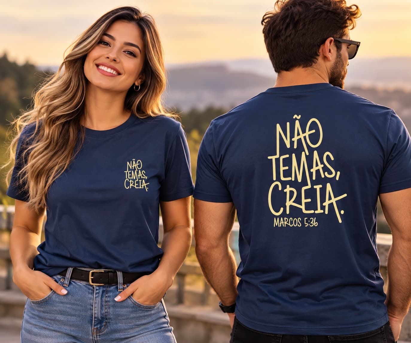 Casal com a camiseta azul-marinho “Não temas, creia”, de frente e de costas